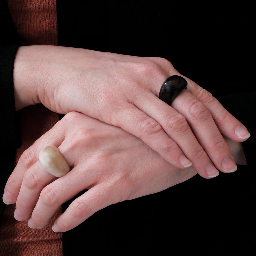 Photo d'un homme portant des bijoux en corne, travail de la corne.